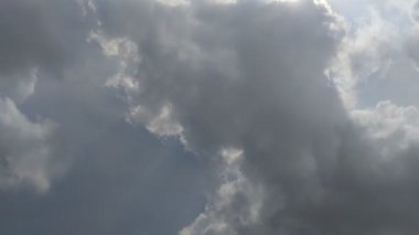 Gün boyunca bulutlu bulutların zaman çizelgesi. Gökyüzü bulutları. Doku etkisi. doğal gökyüzü arkaplanı