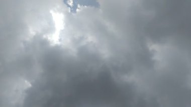 Gün boyunca bulutlu bulutların zaman çizelgesi. Gökyüzü bulutları. Doku etkisi. doğal gökyüzü arkaplanı