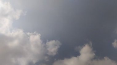 Gün boyunca bulutlu bulutların zaman çizelgesi. Gökyüzü bulutları. Doku etkisi. doğal gökyüzü arkaplanı