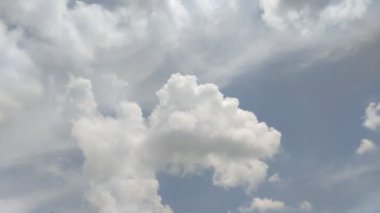 Yazın öğle vakti bulutların açık gökyüzü ile zamanı. doku efekti
