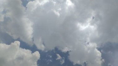 Yazın öğle vakti bulutların açık gökyüzü ile zamanı. doku efekti