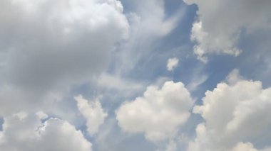 Yazın öğle vakti bulutların açık gökyüzü ile zamanı. doku efekti