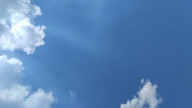 Yazın öğle vakti bulutların açık gökyüzü ile zamanı. doku efekti