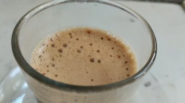 Luwak kahve köpüğü hala cam bardakta sıcak.