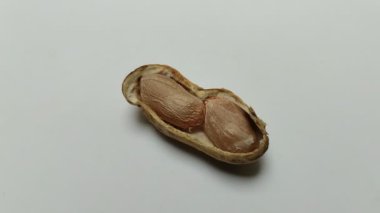 Beyaz arka planda deriden soyulmuş haşlanmış fıstık.