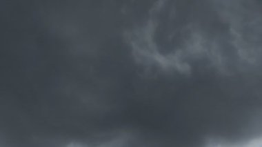 Gün boyunca bulutlu bulutların zaman çizelgesi. Gökyüzü bulutları. Doku etkisi. Doğal gökyüzü arka planı. dramatik gökyüzü