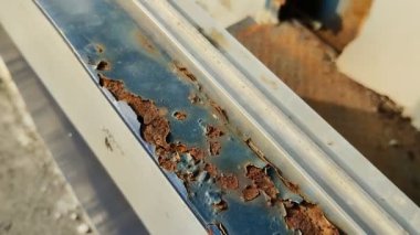 Demir boya soyuluyor. Güneş ışığına maruz kalmaktan kaynaklanıyor.