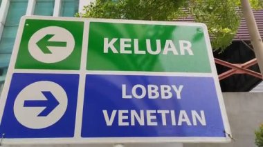 Venedik lobisine giriş ve çıkışları gösteren işaretler