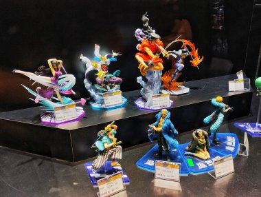 Surabaya, Endonezya - 25 Eylül 2024: Japon anime karakterlerinin cam vitrinlerdeki çeşitli aksiyon figürleri ve bu oyuncakların fiyatları