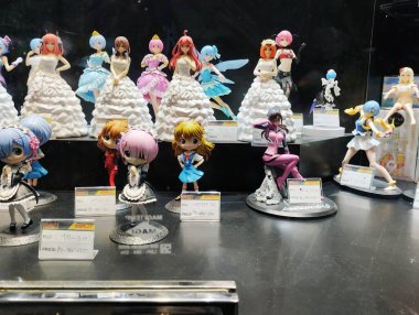 Surabaya, Endonezya - 25 Eylül 2024: Japon anime karakterlerinin cam vitrinlerdeki çeşitli aksiyon figürleri ve bu oyuncakların fiyatları