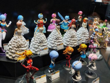 Surabaya, Endonezya - 25 Eylül 2024: Japon anime karakterlerinin cam vitrinlerdeki çeşitli aksiyon figürleri ve bu oyuncakların fiyatları