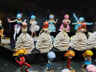 Surabaya, Endonezya - 25 Eylül 2024: Japon anime karakterlerinin cam vitrinlerdeki çeşitli aksiyon figürleri ve bu oyuncakların fiyatları