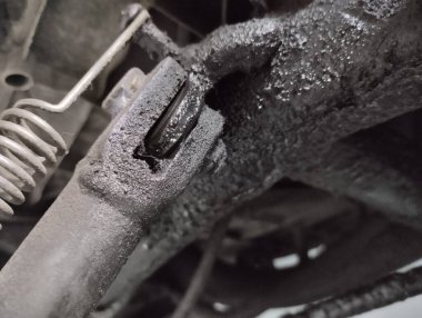 Motosiklet yağı dibe sızar ve yerleşir.