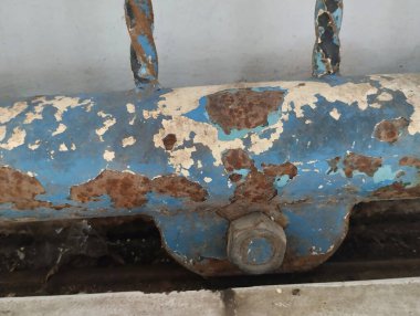 Evin çitindeki demir boya soyuluyor. Buna eski demir sebep olur.