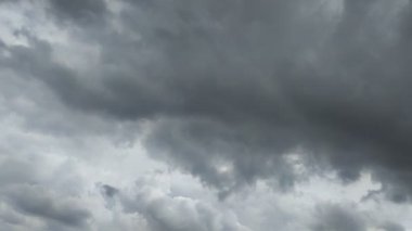 Yağmur yağmak üzere olan kara dramatik bulutların zamanı