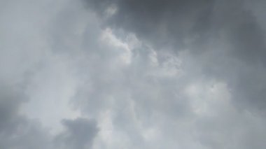Yağmur yağmak üzere olan kara dramatik bulutların zamanı