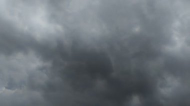 Yağmur yağmak üzere olan kara dramatik bulutların zamanı