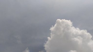 Gün boyunca açık mavi gökyüzü olan bulutların zamanı. doğal arkaplan