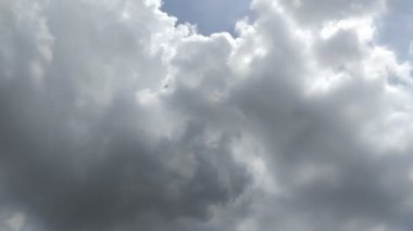 Gün boyunca açık mavi gökyüzü olan bulutların zamanı. doğal arkaplan