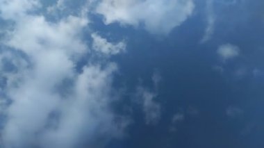 Gün boyunca açık mavi gökyüzü olan bulutların zamanı. doğal arkaplan