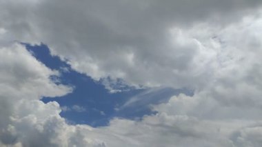 Gün boyunca açık mavi gökyüzü olan bulutların zamanı. doğal arkaplan