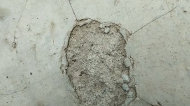 Beton yüzeyler soyuluyor ya da dalgalanıyor. aşırı hava koşulları nedeniyle