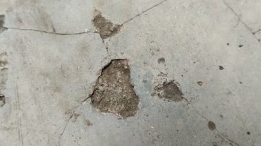 Beton yüzeyler soyuluyor ya da dalgalanıyor. aşırı hava koşulları nedeniyle