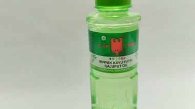 Surabaya, Endonezya - 4 Ocak 2024: okaliptüs yağı. Ökaliptüs yağı, temel yağları elde etmek için okaliptüs ağacı (Melaleuca leucadendron) yapraklarının ve dallarının çıkarılmasından gelir..