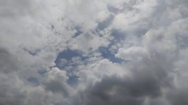 Yazın öğle vakti bulutların açık gökyüzü ile zamanı. doku efekti