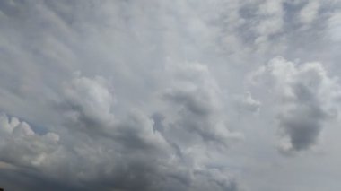 Yazın öğle vakti bulutların açık gökyüzü ile zamanı. doku efekti