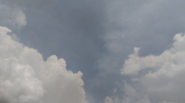 Yazın öğle vakti bulutların açık gökyüzü ile zamanı. doku efekti