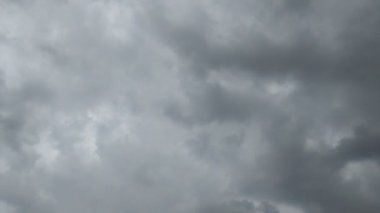 Yağmur yağmak üzere olan kara dramatik bulutların zamanı