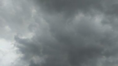 Yağmur yağmak üzere olan kara dramatik bulutların zamanı