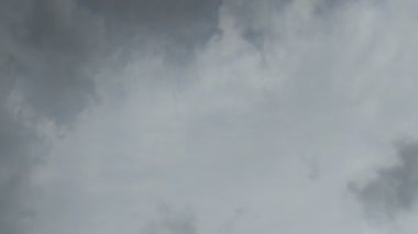 Yağmur yağmak üzere olan kara dramatik bulutların zamanı