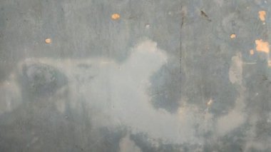 Yağmur yağdıktan sonra evin duvarlarına su sızar, bu da duvarların nemlenmesine neden olabilir.