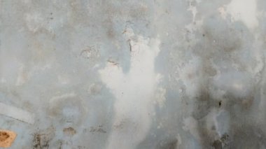 Yağmur yağdıktan sonra evin duvarlarına su sızar, bu da duvarların nemlenmesine neden olabilir.