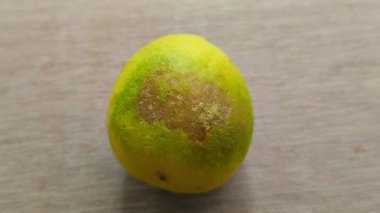 Ahşap arkaplanda küçük çürük limon