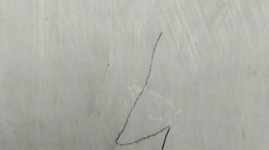 Evin duvarlarında kalem izleri var.