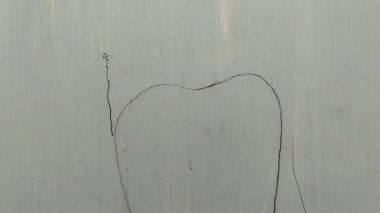 Evin duvarlarında kalem izleri var.
