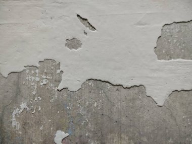 Duvar boyası dökülüyor çünkü duvar nemli.