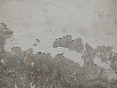 Duvar boyası dökülüyor çünkü duvar nemli.