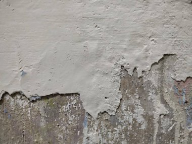 Duvar boyası dökülüyor çünkü duvar nemli.