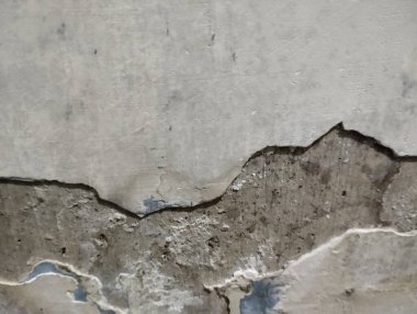 Duvar boyası dökülüyor çünkü duvar nemli.