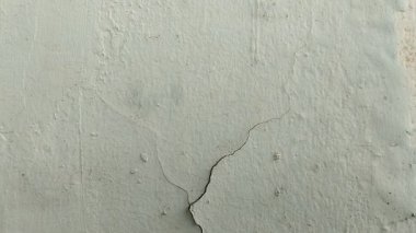 Evin duvarı çatlamış. Çatlağa aşırı hava neden olmuş.