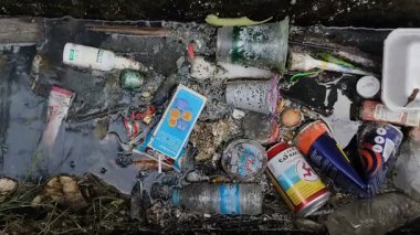 Surabaya, Endonezya - 1 Nisan 2025: olukları tıkayan çöp. Bu da sele neden olur, çevreye zarar verir ve çeşitli hastalıkları yayma potansiyeline sahiptir.. 