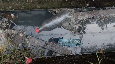 Olukları tıkayan çöpler. Bu da sele neden olur, çevreye zarar verir ve çeşitli hastalıkları yayma potansiyeline sahiptir..