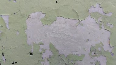 Duvar boyası dökülüyor çünkü duvar nemli.