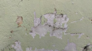 Duvar boyası dökülüyor çünkü duvar nemli.