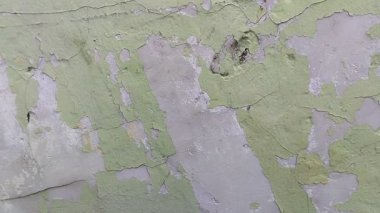 Duvar boyası dökülüyor çünkü duvar nemli.