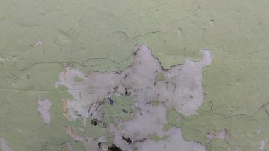 Duvar boyası dökülüyor çünkü duvar nemli.